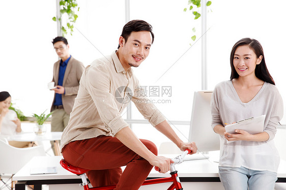 人能力休闲欢乐的商务男女在办公室图片