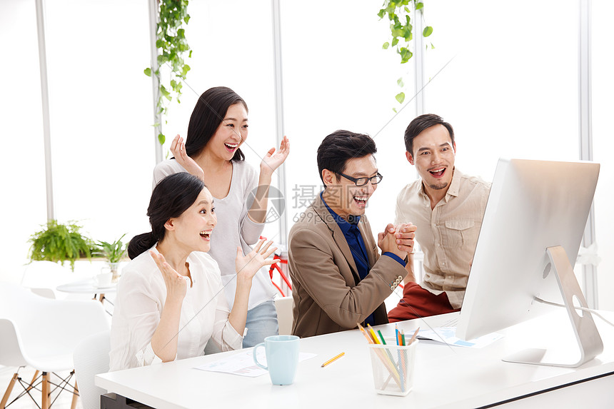 欢乐能力多人欣喜若狂的商务男女在办公室高清图片下载-正版图片501976581-摄图网