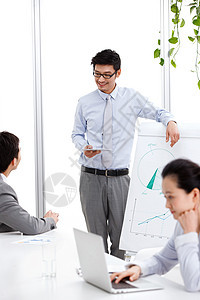 科技中年人成就商务男女在会议室工作图片