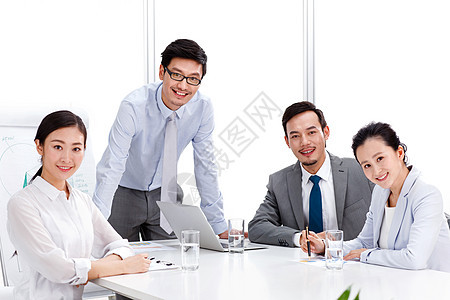 团队满意25岁到29岁商务男女在办公室开会图片