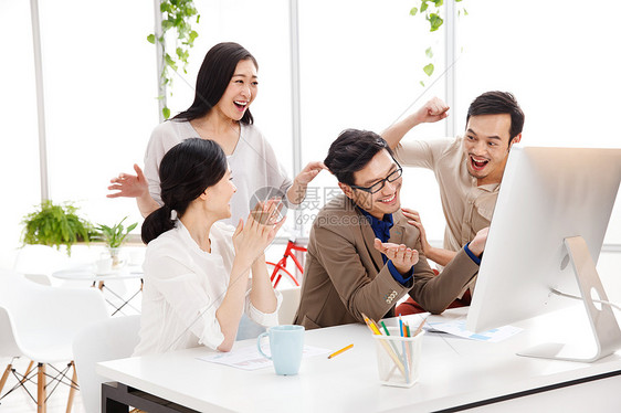 幸福清新表现积极欣喜若狂的商务团队在办公室图片