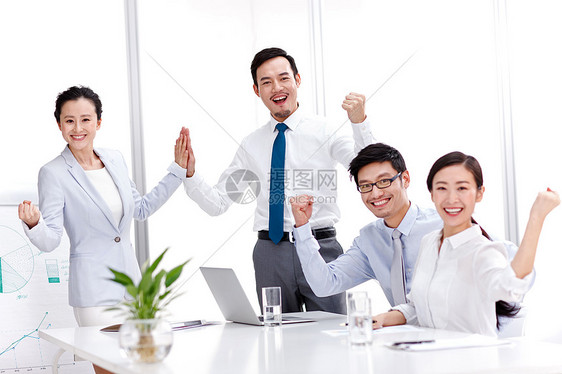 男人白领女人兴奋的商务团队图片