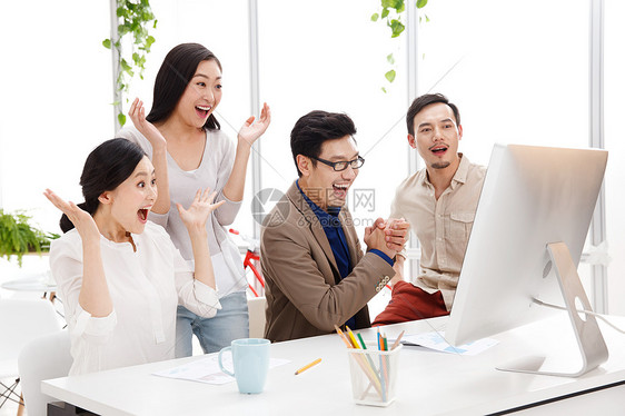 金融植物青年人欣喜若狂的商务男女在办公室图片