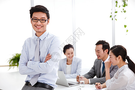 交叉营销经理市场营销眼镜商务男女在办公室工作背景