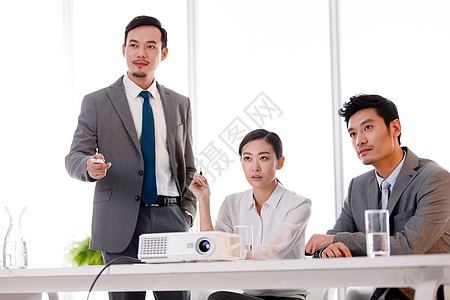 白领商务男女在会议室工作图片