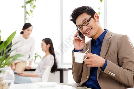 网络社交商务男女在办公室打电话图片
