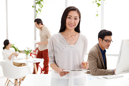 快乐电脑新创企业商务男女在办公室工作图片