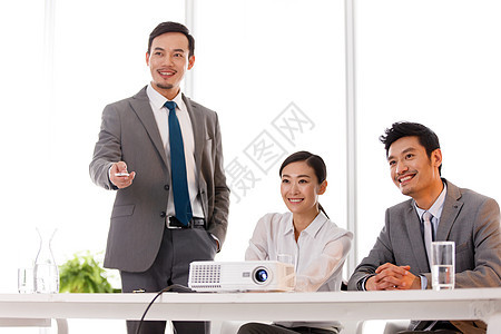 微笑成功人士商务男女在会议室工作图片
