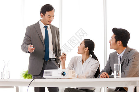 成年人手插兜满意商务男女在会议室工作图片