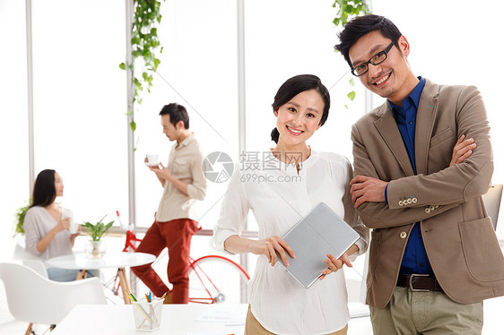 公司企业桌子水平构图商务男女在办公室图片