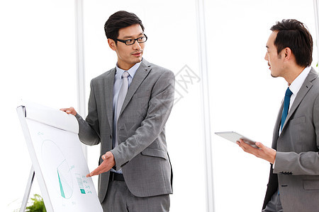 会议室图表报表商务中年男人在工作图片