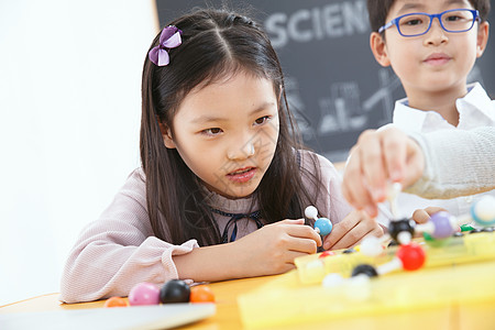 学习物理小学生在教室里背景