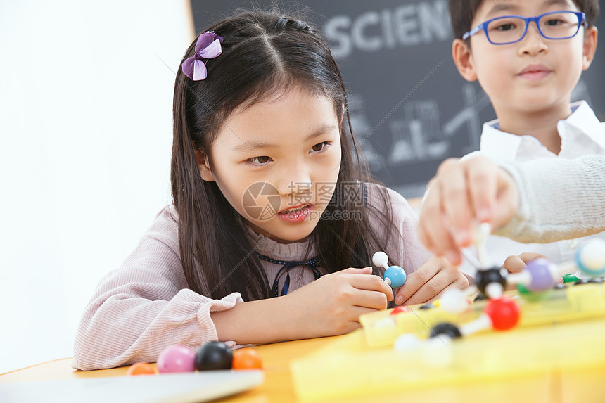 小学生在教室里图片