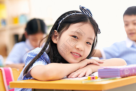 童年天真小学女生在教室里图片