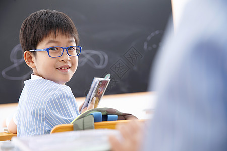 小学男生在教室里图片