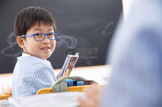 小学男生在教室里图片
