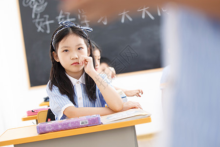 小学女生在教室里图片