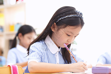 教室里的儿童节儿童小学女生在教室里背景