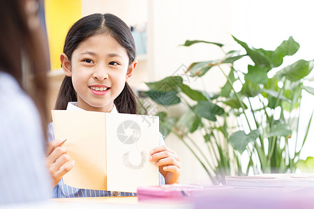 小学女生在教室里图片