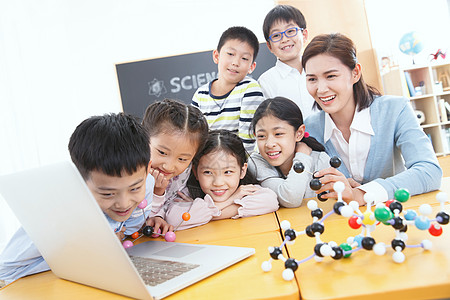 教室里的儿童节小学生在教室里使用电脑背景