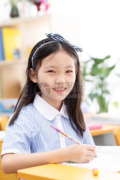 小学生小学女生在教室里高清图片下载-正版图片501977031-摄图网