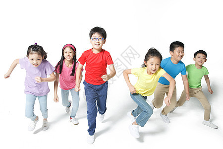纯洁欢乐的小学生奔跑图片