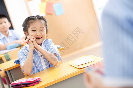 小学生在教室里图片