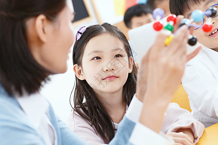 女教师和小学生在教室里图片