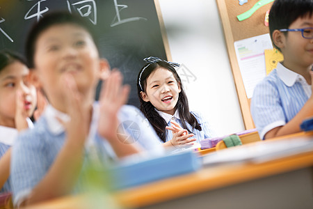 孩子上课可爱的小学生在教室里背景