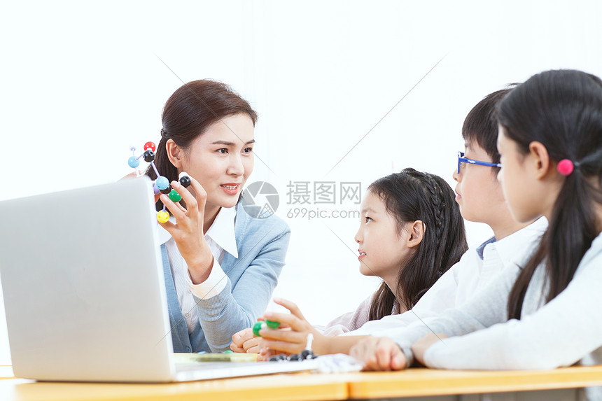 教师和小学生使用电脑图片