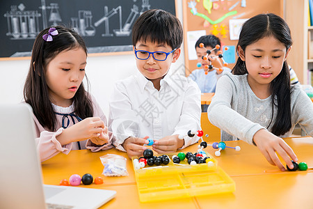 学生模型素材无忧无虑智慧四个人小学生在教室里使用电脑背景