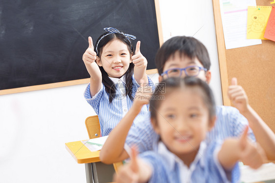 书快乐小学男生小学生在教室里图片