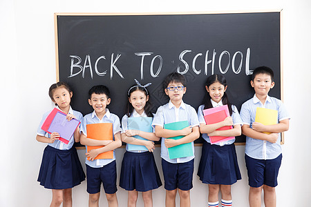 短裙女孩遛狗可爱的小学生在教室里背景