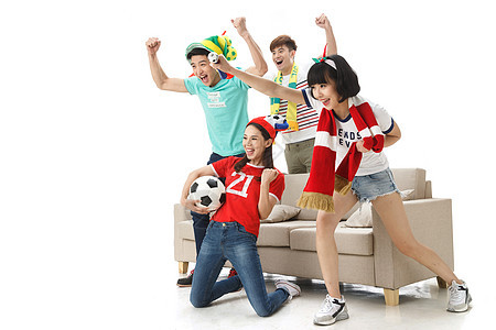 青年伴侣水平构图四个人年轻球迷看比赛欢呼呐喊图片