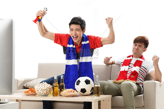 足球球迷看比赛喝啤酒图片