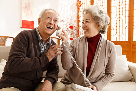 新年房屋老年伴侣老年夫妇打电话图片