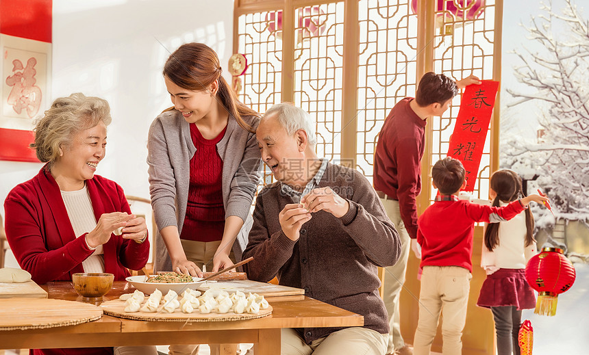 传统庆典东亚水平构图幸福家庭过年包饺子图片