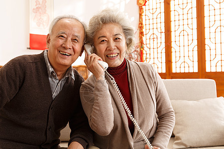 户内水平构图住房老年夫妇打电话图片