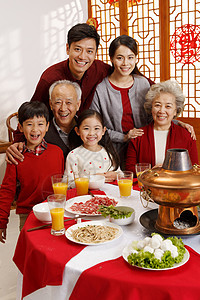 户内30多岁正面视角幸福家庭过年吃团圆饭图片