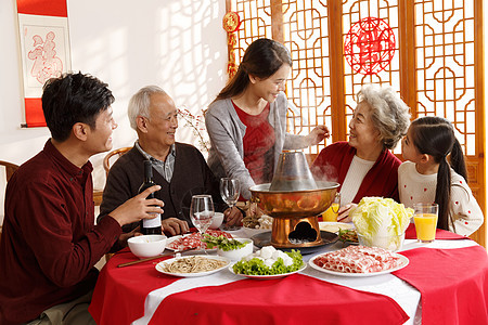 玻璃杯餐桌可爱的幸福家庭过年吃团圆饭图片
