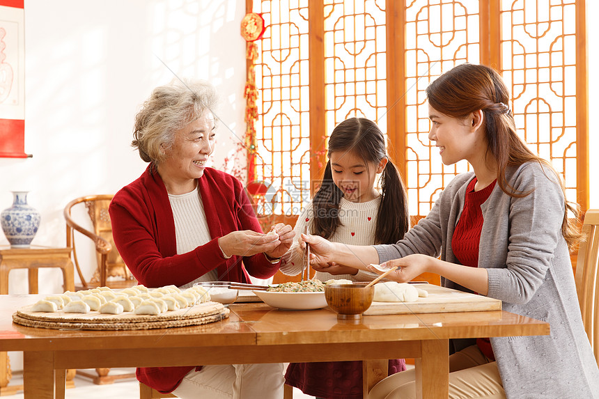 天真独生子家庭人幸福家庭过年包饺子图片