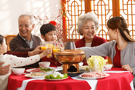 玻璃杯新年男孩幸福家庭过年吃团圆饭高清图片