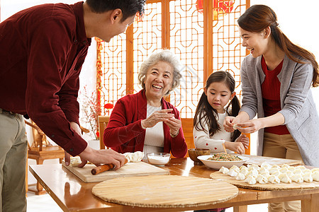 东方食品中年人幸福家庭过年包饺子图片