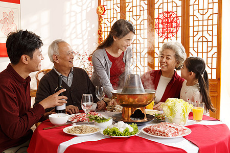传统涮羊肉可爱的幸福家庭过年吃团圆饭图片