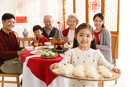 全家福摄影孙辈摄影水平构图小女孩过年端着饺子背景