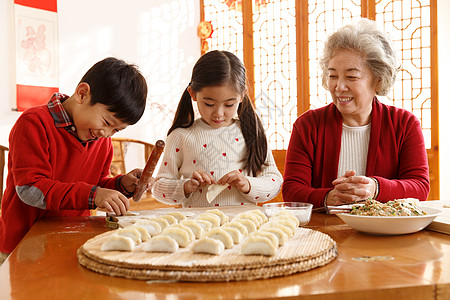 面食毛衣户内幸福家庭过年包饺子高清图片