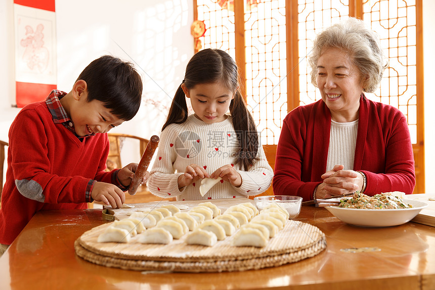面食毛衣户内幸福家庭过年包饺子图片