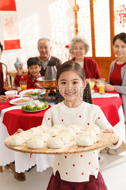 庆祝儿童兴奋小女孩过年端着饺子图片