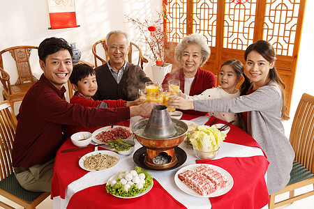 白昼三代同堂元素幸福家庭过年吃团圆饭图片