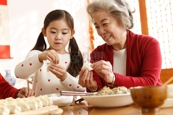 亚洲东方文化幸福家庭过年包饺子图片